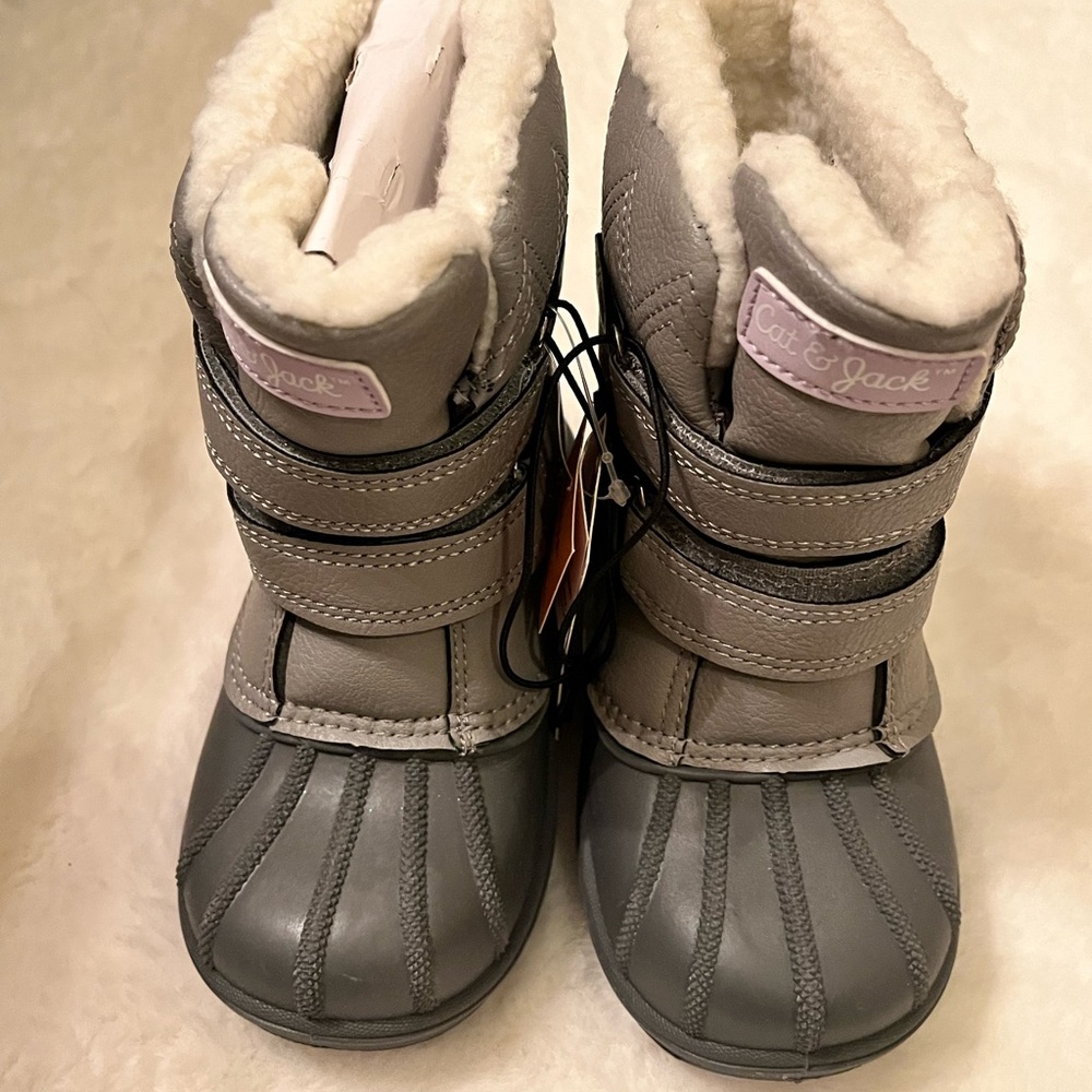 NEW Toddler wintert boots, size 9